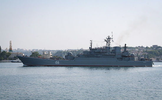 Российские военные корабли были идентифицированы как большой десантный корабль проекта 775.