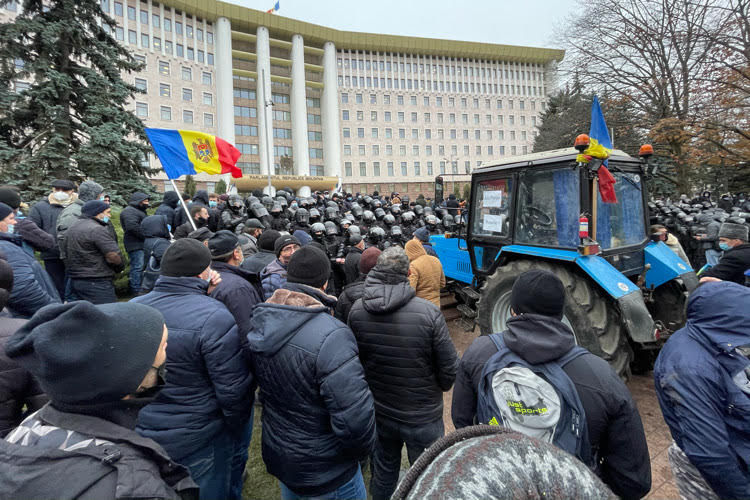 Сельхозпроизводители возобновили протест перед парламентом. 