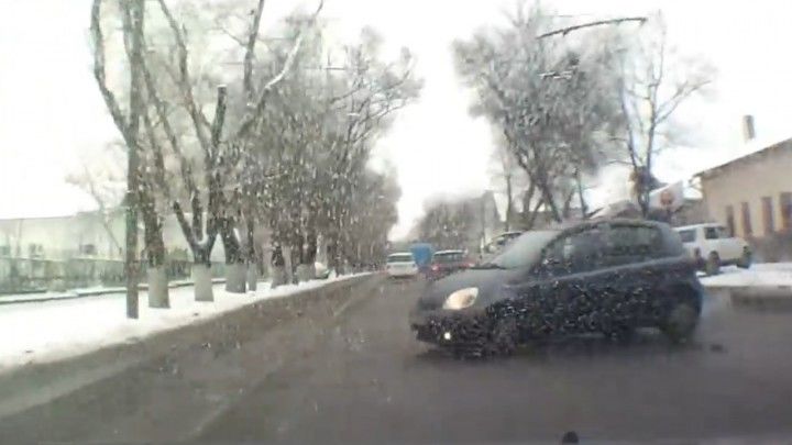 Accident evitat la limită: O mașină a ajuns direct pe trotuar