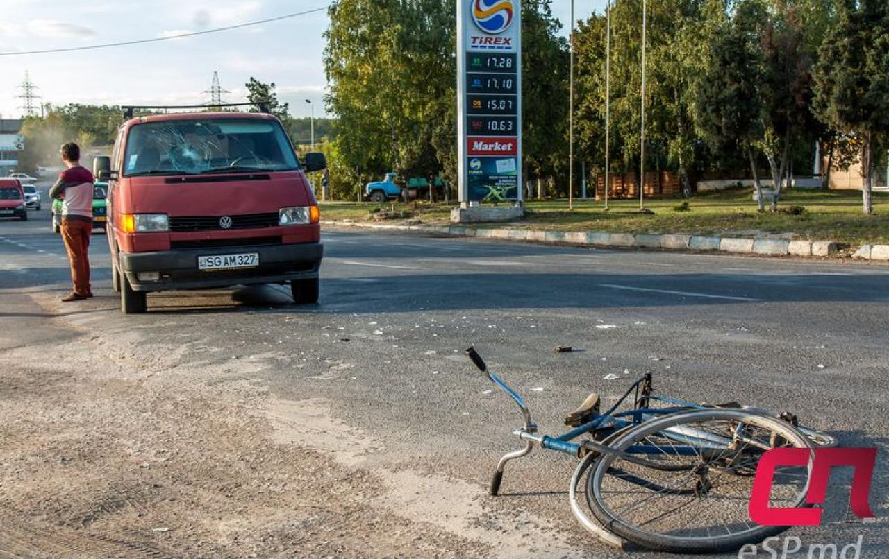 Un biclist în vârstă de 44 de ani a fost lovit de un microbuz. 