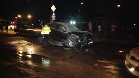 В результате столкновения один из автомобилей загорелся.