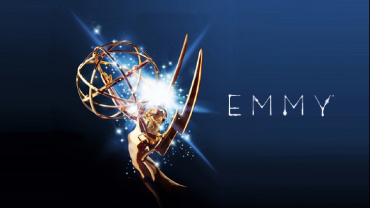 Astfel, platforma de streaming online Netflix a obţinut premiul pentru cea mai bună regie (David Fincher), pentru thrillerul politic "House of Cards", difuzat exclusiv pe internet.