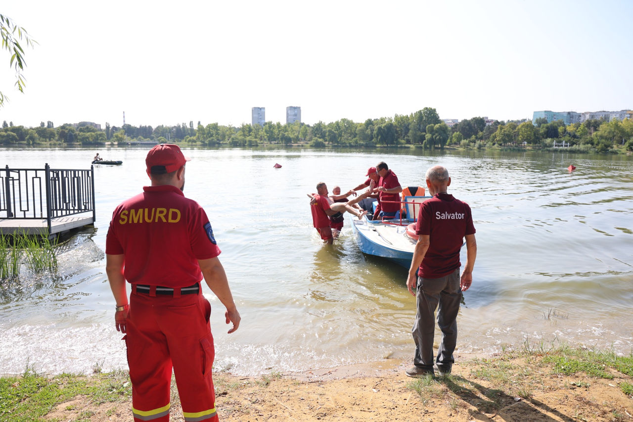 Cazurile de înec s-au redus la jumătate: Exerciții de siguranță, desfășurate în Capitală.
