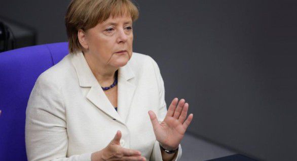 Angela Merkel afirmă că în Europa au fost introduși clandestin „teroriști” odată cu refugiații.