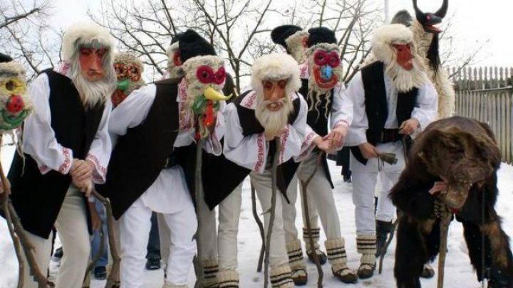 Старинные традиции: колядующие обходят дома с добрыми пожеланиями.