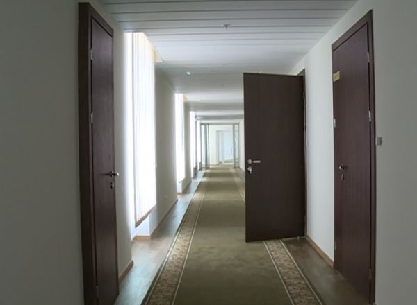 Mutarea deputatilor in noile birouri se amana. Daca acum 3 luni termenul anuntat era inceputul lunii februarie, acum Parlamentul afirma ca alesii poporului ar putea trece la casa noua dupa Paste.