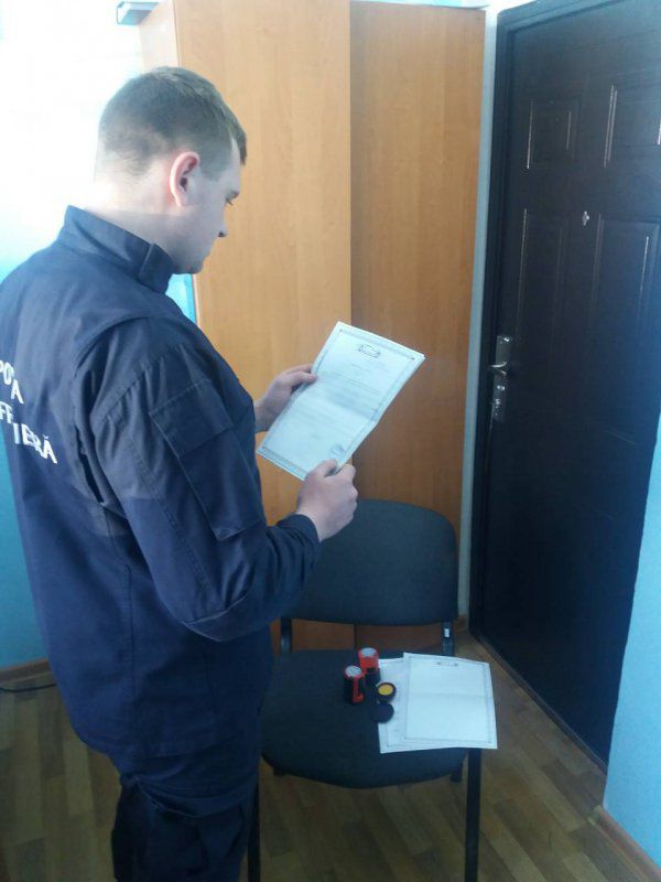 Alte 5 procuri auto falsificate, ridicate în cadrul perchezițiilor. Foto: border.gov.md