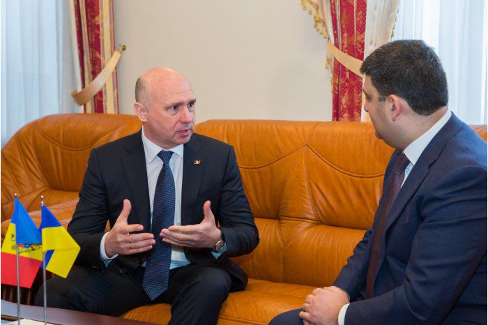 Prim-ministrul Republicii Moldova, Pavel Filip, şi omologul său ucrainean, Volodimir Groisman. 