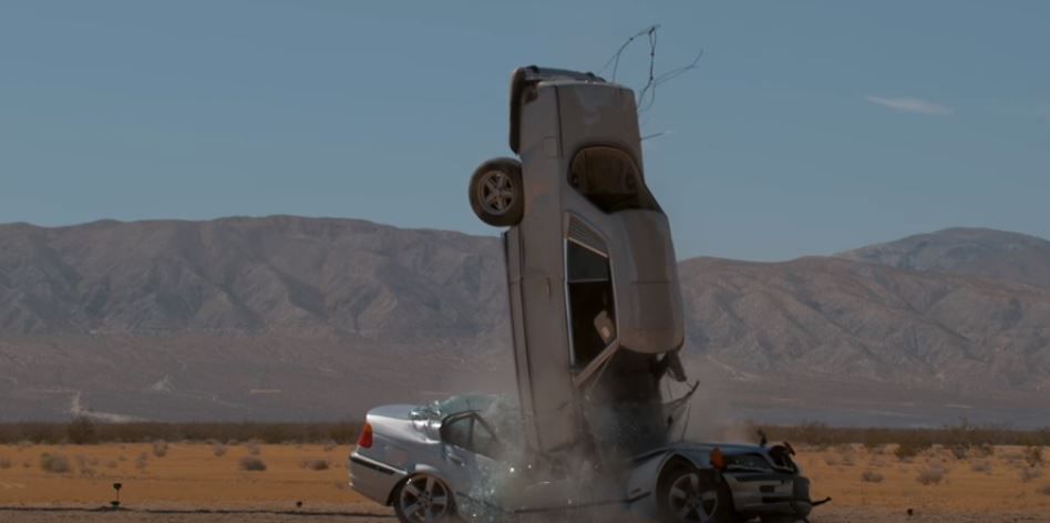 Un Mercedes cade peste un BMW.