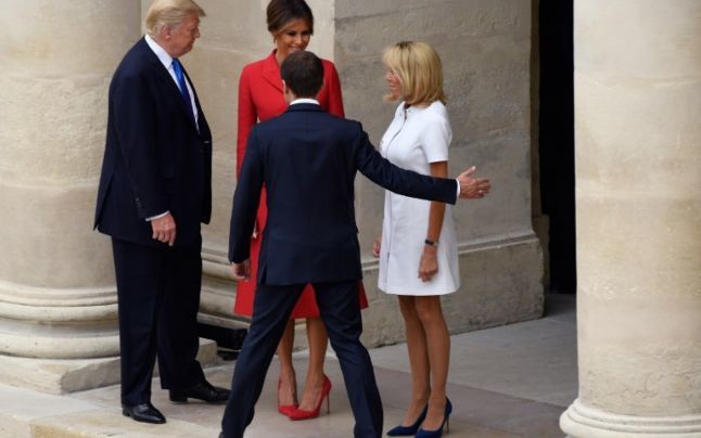 Trump, surprins făcându-i complimente Primei Doamne franceze. Foto: adevarul.ro