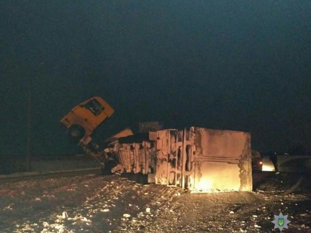 Груженый полуприцеп перевернулся, а кабина "встала на дыбы".
