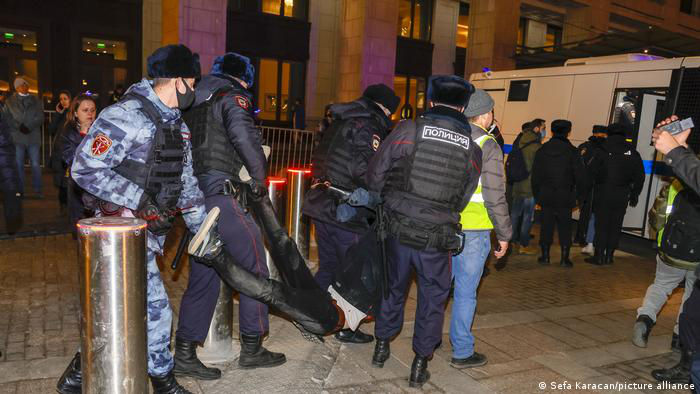 В России 1 мая прошли антивоенные акции: полиция задержала активистов.