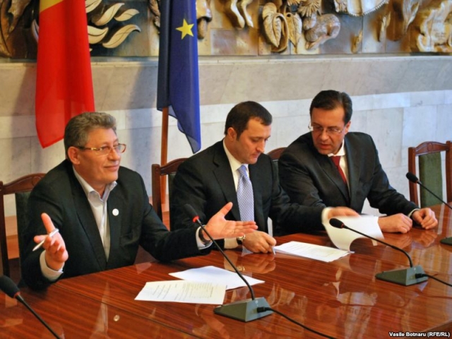 Dupa ce ieri Mihai Ghimpu si Vlad Filat au recunoscut ca cei 3 lideri au discutat la telefon, astazi se pare ca discutiile au inceput sa se desfasoare fata in fata.
