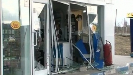  Грузовик полностью снес двери магазина.