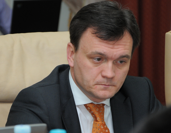 Dar dacă tăcerea presei laşe este înţeleasă, atunci tăcerea ministrului Recean pare a fi una anormală.
