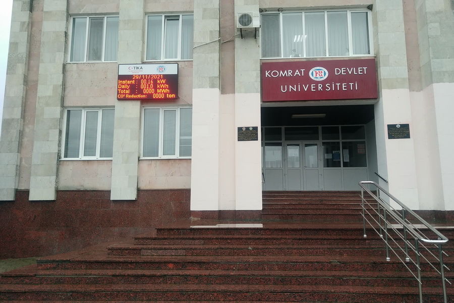 На крыше университета в Комрате появились солнечные батареи.