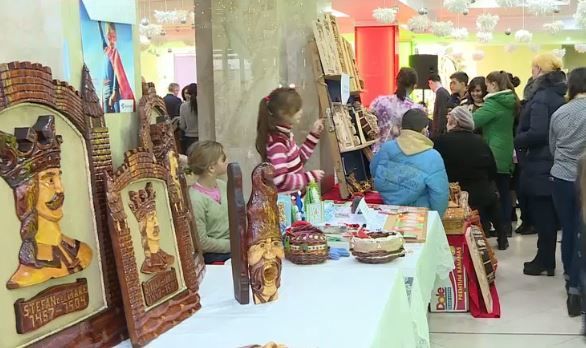 Самые оригинальные поделки были выставлены на продажу. 