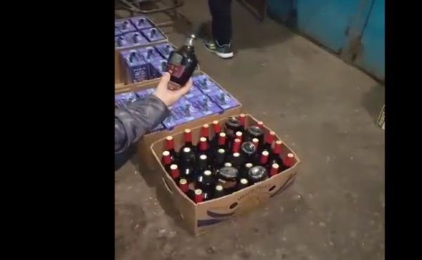 Depozit clandestin cu băuturi alcoolice contrafăcute a fost depistat în preajma Pieței Centrale din capitală. 
