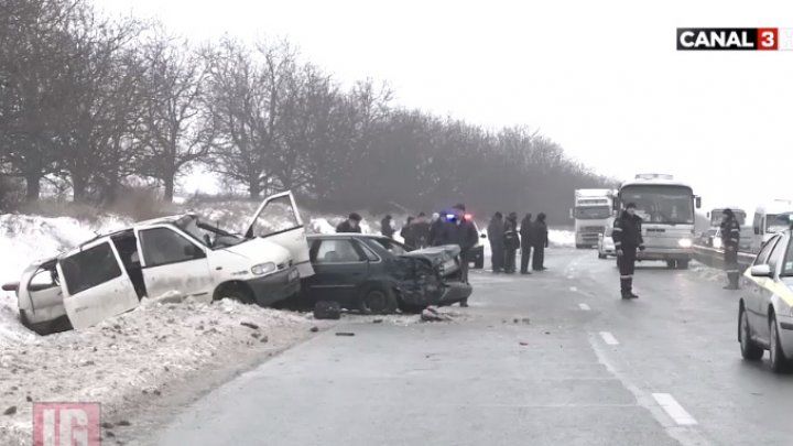 A furat o maşină, a tamponat-o şi a ajuns la spital cu fracturi. Foto: Captură video