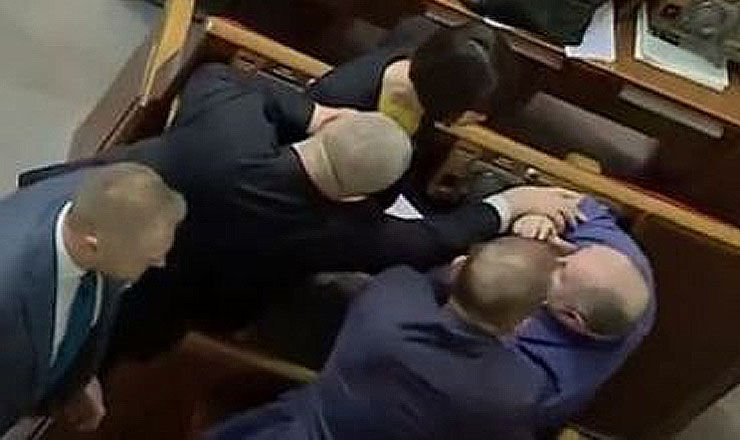 Раздосадованная Черновол набросилась на своего коллегу и расцарапала ему лицо.
