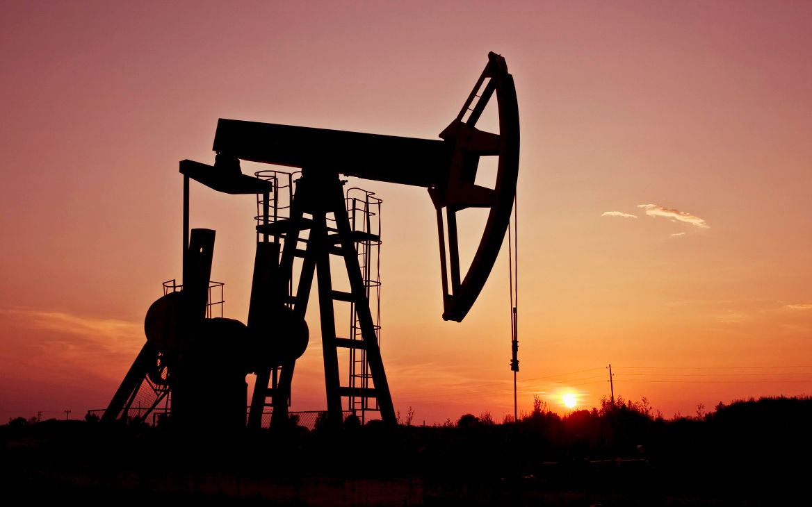 Цены на нефть ускорили падение на опасениях по поводу глобального спроса.