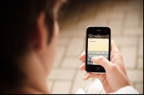 Nu vă lăsaţi păcăliţi! O nouă metodă de înşelătorie prin SMS. Foto simbol: libertatea.ro