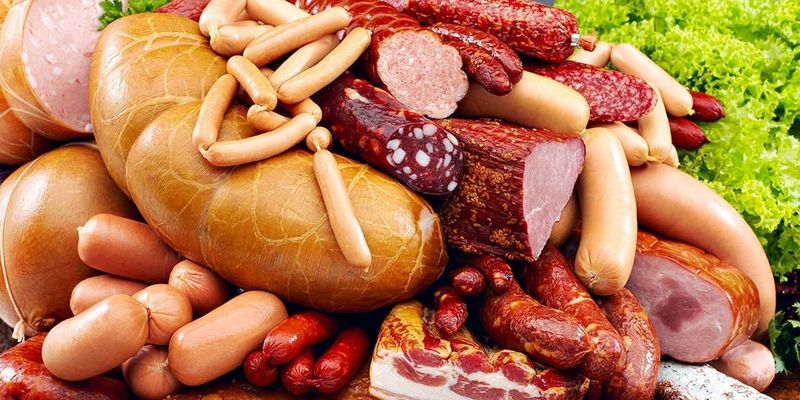 В  большей части этой многими любимой мясной продукции на самом деле содержится очень мало мяса.