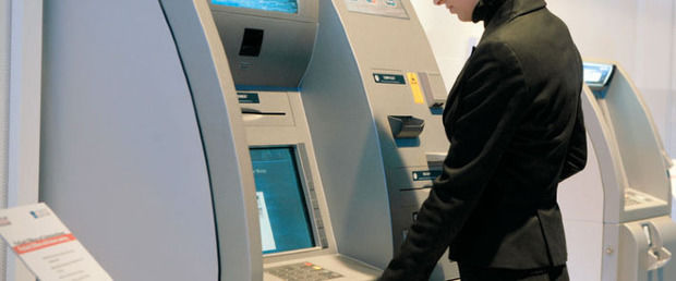 O moldoveancă a furat un milion de euro din contul bancar al unui italian pe care îl îngrijea. Foto-simbol: incomemagazine.ro