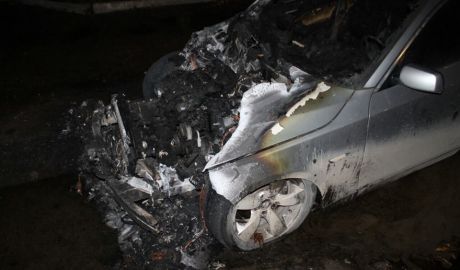 Magazinul de mobilă şi maşina unui bărbat au fost incendiate noaptea trecută de mai mulţi necunoscuţi.