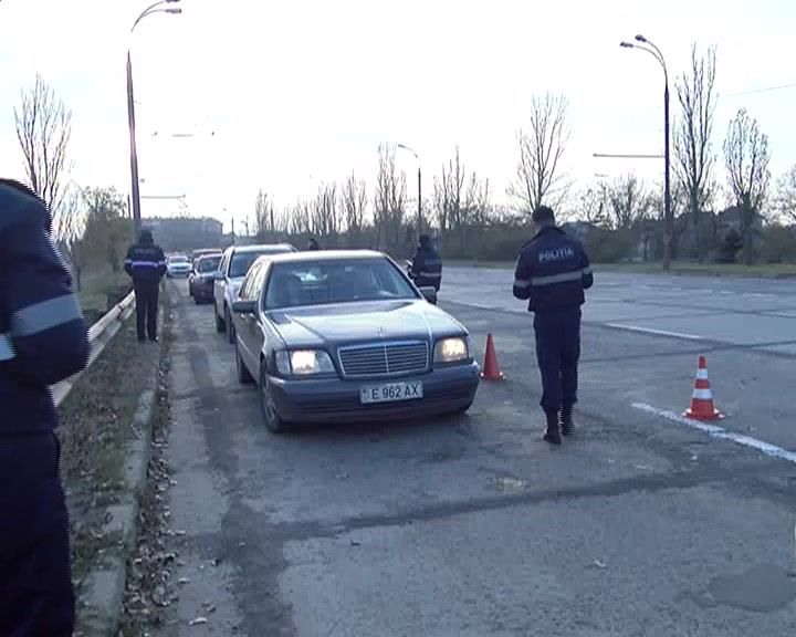 La intrarea in Chisinau de langa gara auto de sud, agentii de circulatie opresc toate masinile care vin spre capitala.