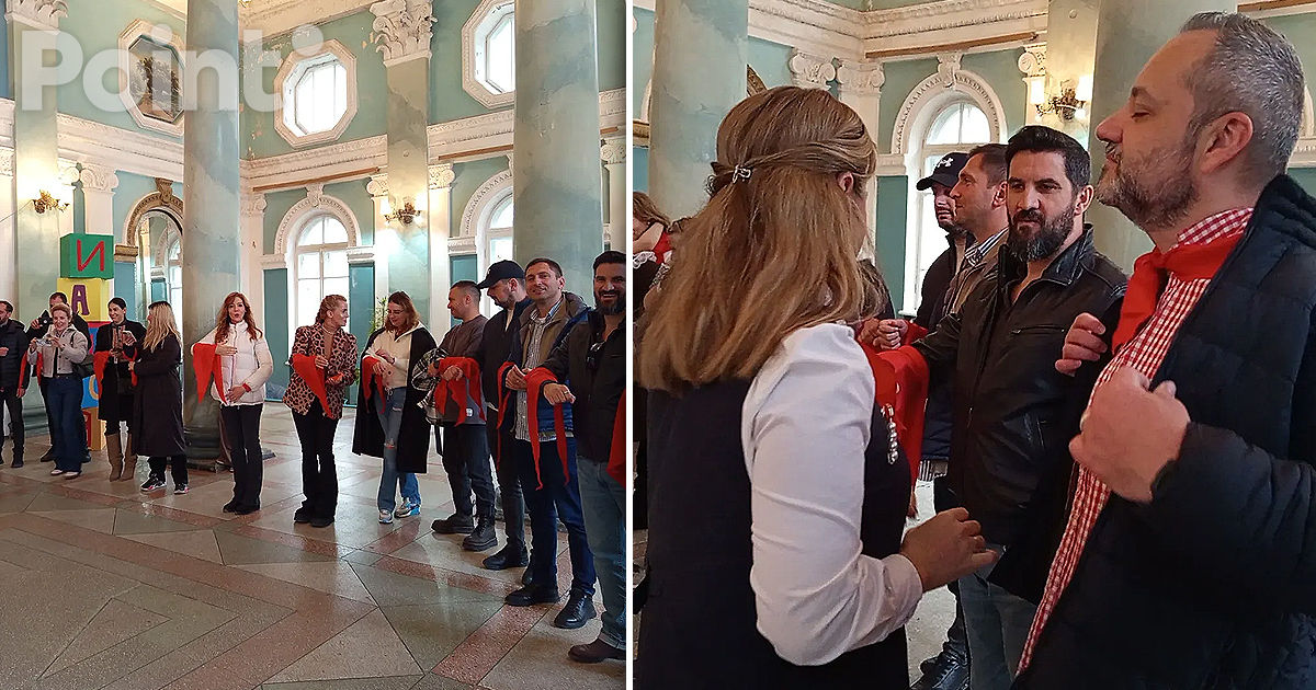 Un grup de turiști români, inițiat ca pionieri în regiunea transnistreană.