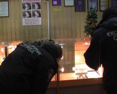 Amenintand cu arma persoanele aflate in magazin, ei au adunat continutul catorva rafturi de vitrina in pungi de polietilena si au fugit.  