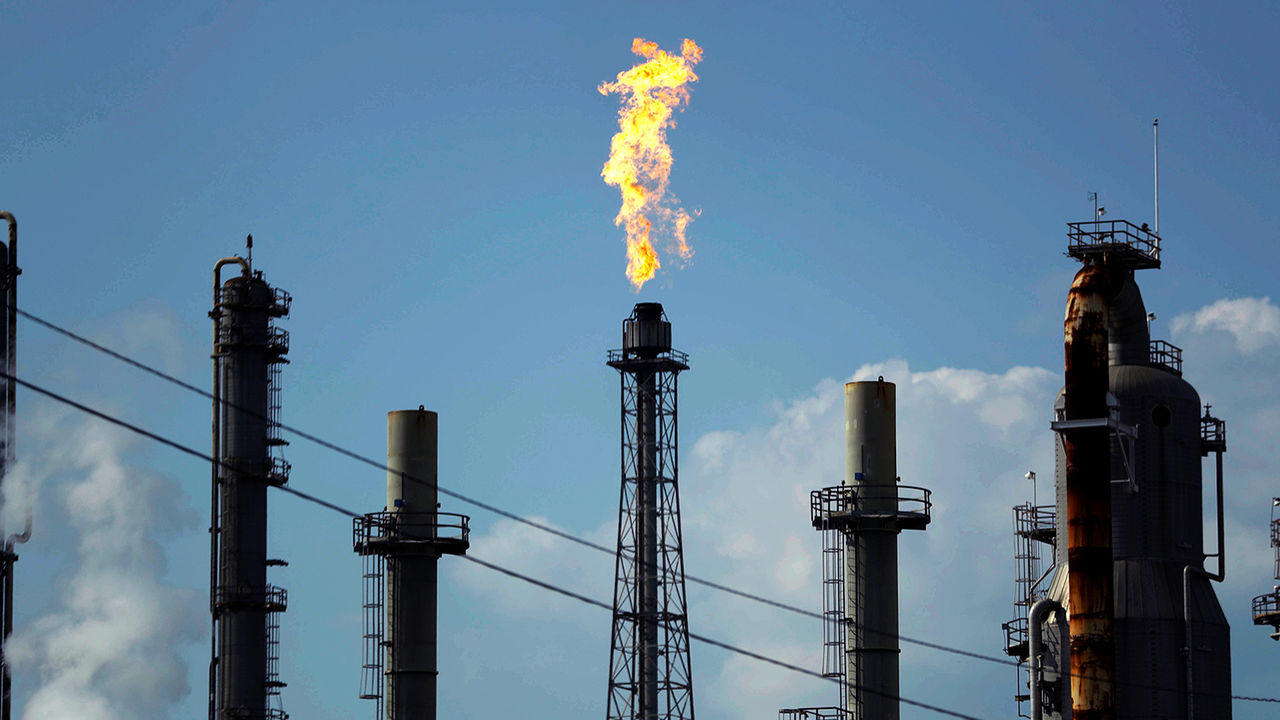 В США распечатали резервный запас нефти.