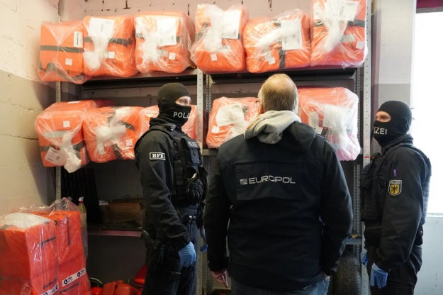В ЕС ликвидировали масштабную сеть нелегальной перевозки мигрантов через Ла-Манш.