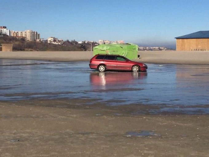 O șoferiță a rămas blocată cu mașina în gheață pe plaja Modern din Constanța.