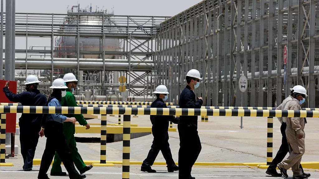 Нефтяной гигант Саудовской Аравии Aramco теряет прибыль из-за снижения цен на нефть.