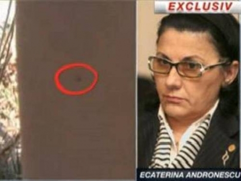 La rândul său, ministra Educaţiei a spus că e "revoltată de cei care nu au reuşit să termine şcoala nouă şi să îi ia pe copii din şcoala 
