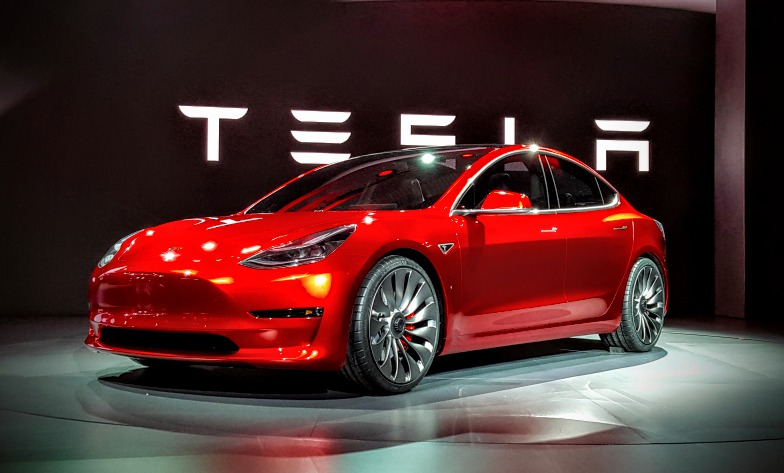 Zeci de mii de clienţi şi-au anulat precomenzile pentru Tesla Model 3