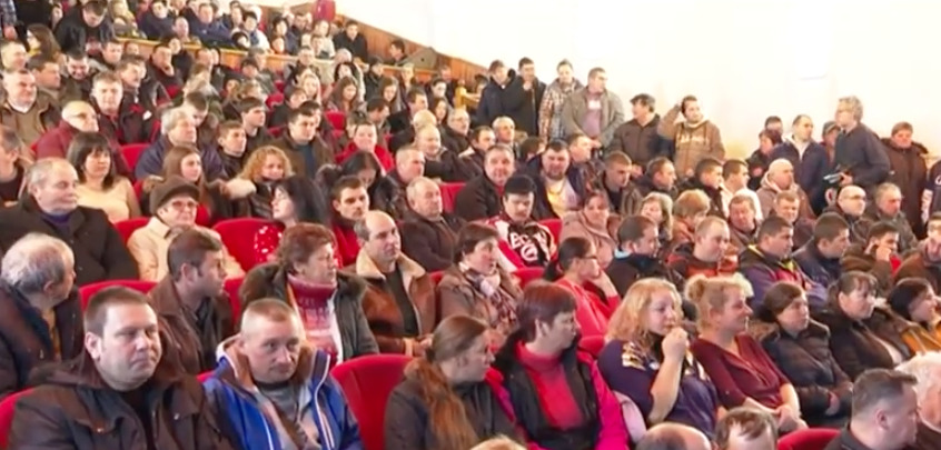 350 жителей румынской деревни Дитрау вышли на беспрецедентную акцию протеста.