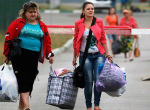 Низкий уровень жизни и хорошие перспективы на Западе заставляют специалистов уезжать туда. 