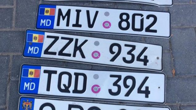 Plăcuțele de înmatriculare a mașinilor, motiv de litigiu între Registru și Vamă.