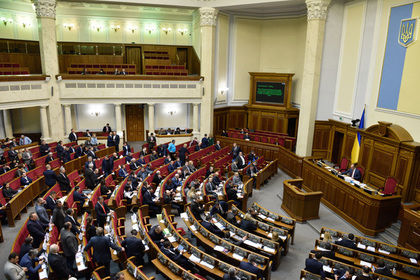 Верховная рада утвердил изменения в конституцию Украины, которые закрепляют курс страны на вступление в Евросоюз и НАТО.