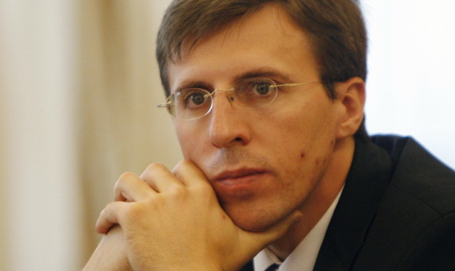 Dorin Chirtoacă consideră că, pe lângă faptul că este nevoie de oameni cu o mentalitate de alt gen decât avem preponderent în administraţie, trebuie să fie şi un nivel de remunerare adecvat răspunderii pe care o are funcţionarul. 