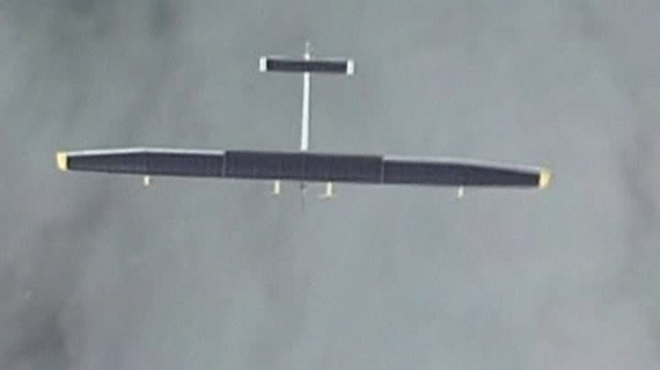Primul avion alimentat cu energie solară a zburat deasupra oraşului San Francisco, în primul test de lungă durată.