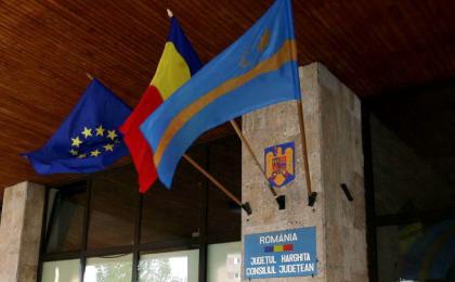 Все началось в Крае секеев в муниципии Ковасна, где был водружен сине-золотистый флаг местной венгерской общины со звездой и луной. 