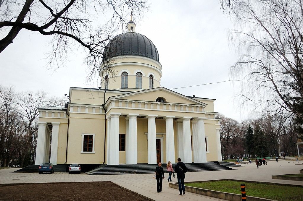 Опрос: люди доверяют больше церкви, чем парламенту.