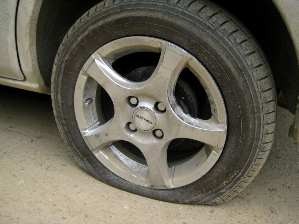 В Тирасполе неизвестные порезали покрышки у 30 автомобилей.