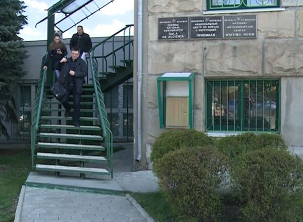 Inca unui suspect din cadrul dosarului de coruptie din medicina i s-a facut rau, aseara, la CNA.