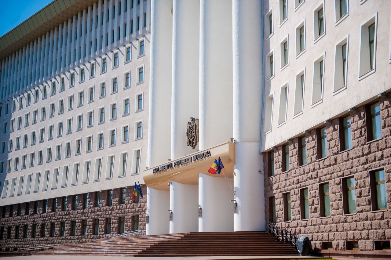 В 2022 году парламент сократил штат секретариата и снизил расход бумаги.