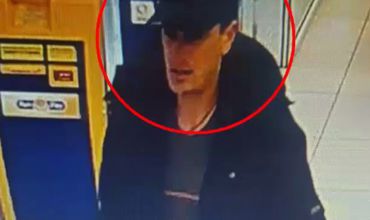 Necunoscutul din imagini este căutat de poliţiştii sectorului Rîşcani din cadrul Direcţiei de Poliţie a mun.Chişinău.